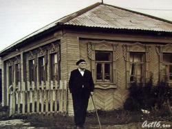 Баки Идрисович Урманче возле своего дома в Буинском районе республики Татарстан